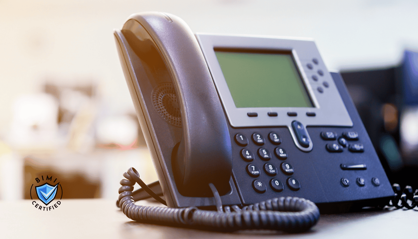 책상 위에 놓인 최신식 전화기가 BIMI 확인 전화를 기다리고 있습니다.