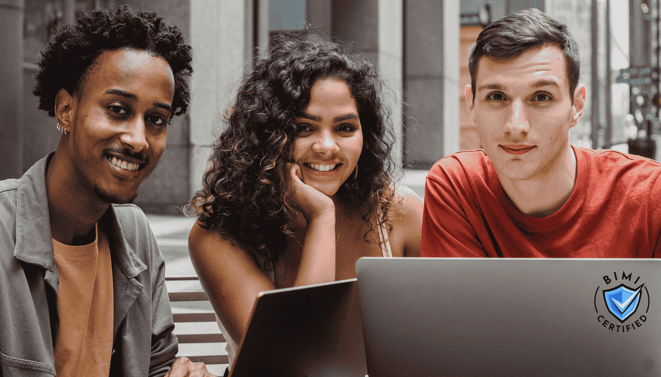 BIMI 인증 이메일을 읽는 대학생들